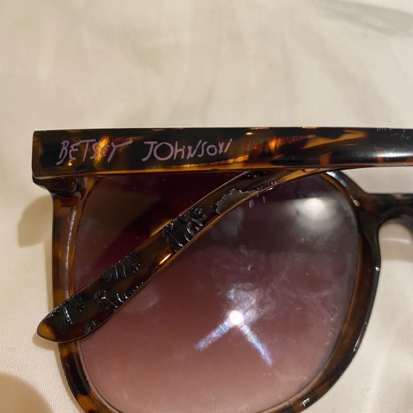Betsey Johnson Square Sunglasses Tortoise Shell - Picture 3 of 4